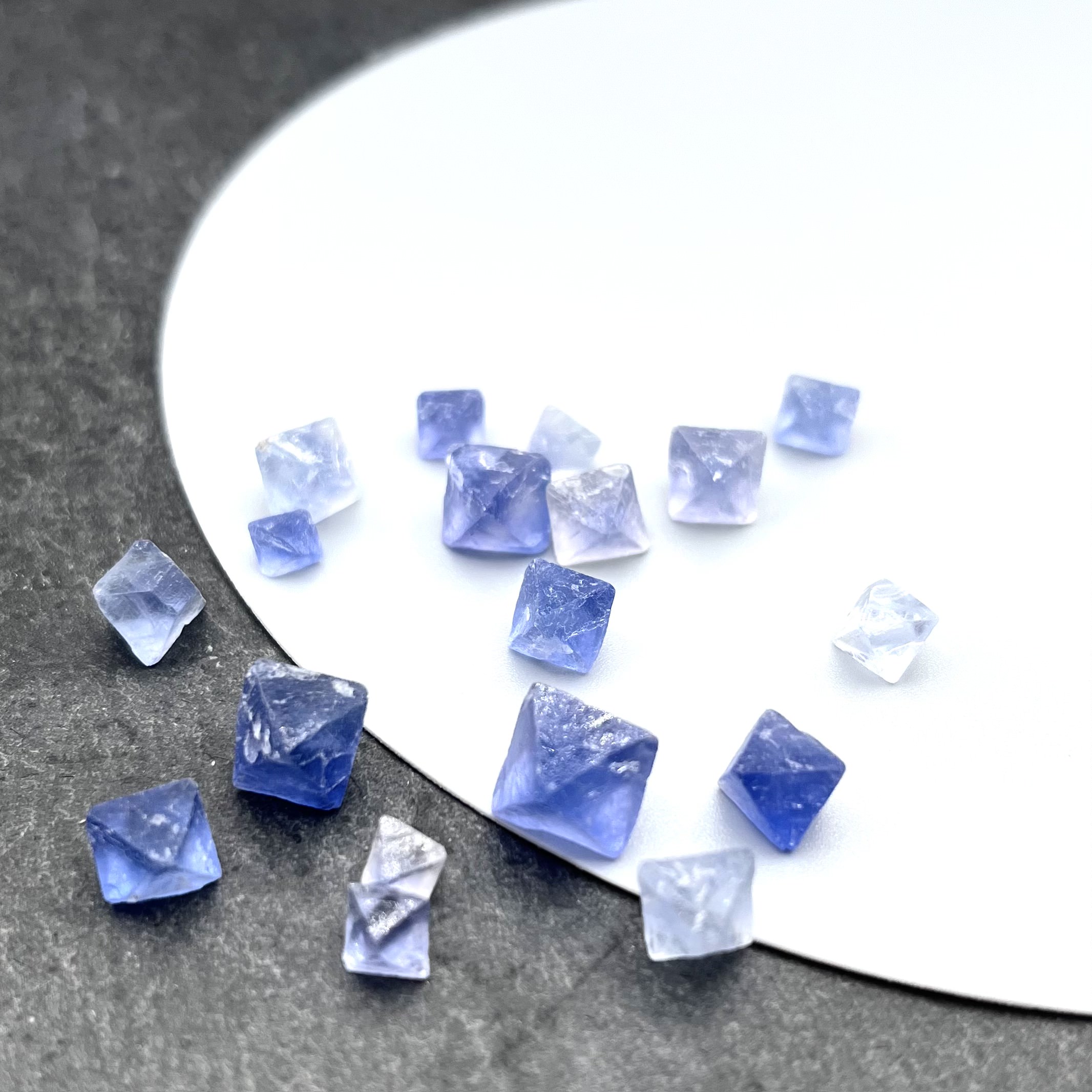 One lot of fluorite crystals in octahedral crystal habit. 